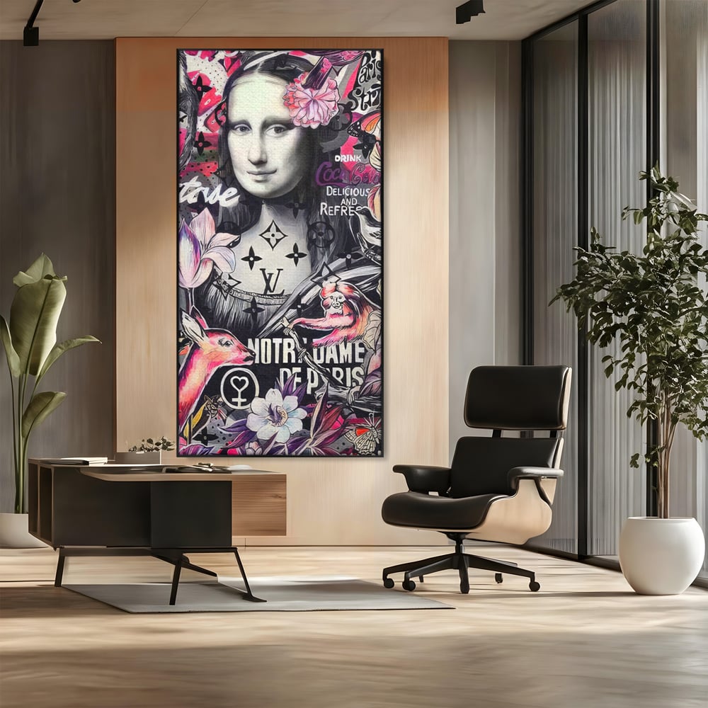 Tablou canvas cu tablou canvas cu mona lisa graffiti, in rama de aluminiu negru, pe perete intr-un birou